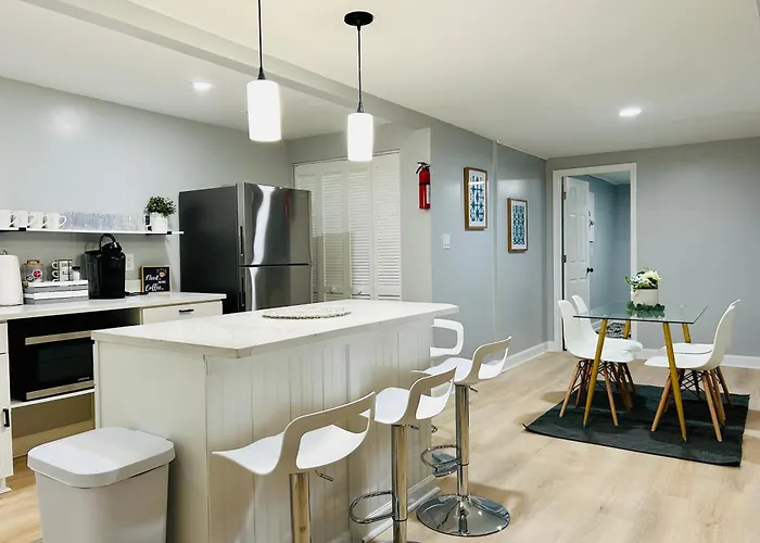 Comfy Lower Lvl Apt With Jetted Tub Near Uptown And Unc