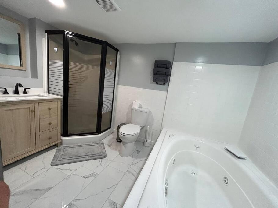 Comfy Lower Lvl With Jetted Tub Near Uptown And Unc Ferienhaus